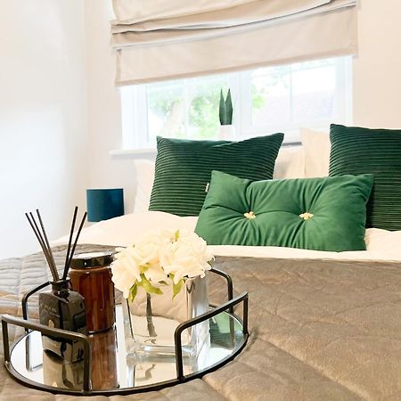 Beautiful Apartment In Beckton With Private Entrance And Garden London Exteriör bild