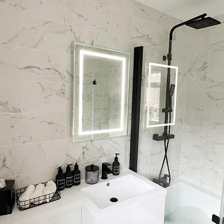 Beautiful Apartment In Beckton With Private Entrance And Garden London Exteriör bild