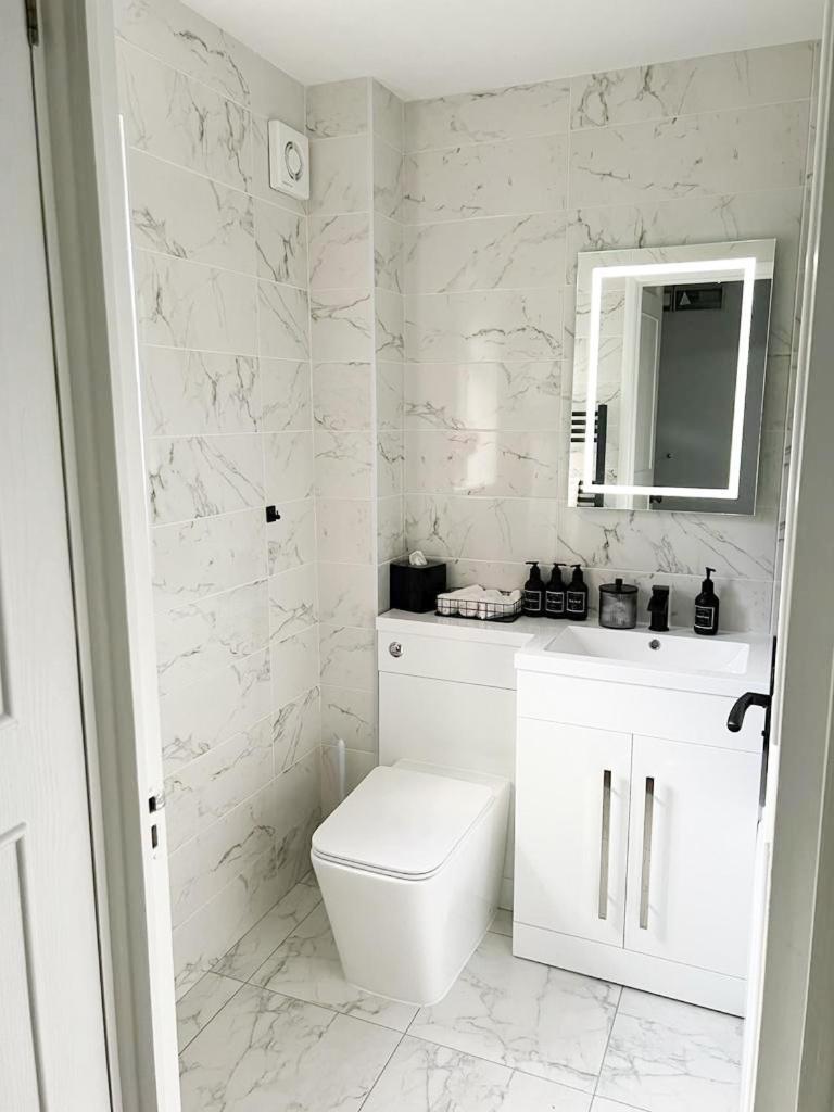 Beautiful Apartment In Beckton With Private Entrance And Garden London Exteriör bild