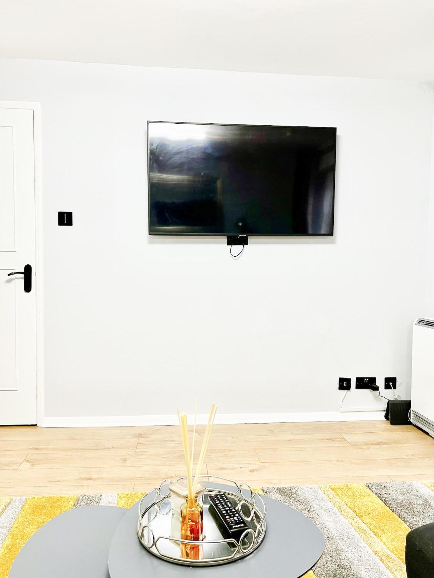 Beautiful Apartment In Beckton With Private Entrance And Garden London Exteriör bild